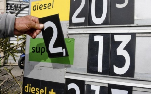 Prezzi della benzina gonfiati, la colpa è… della ditta che gestisce i tabelloni luminosi