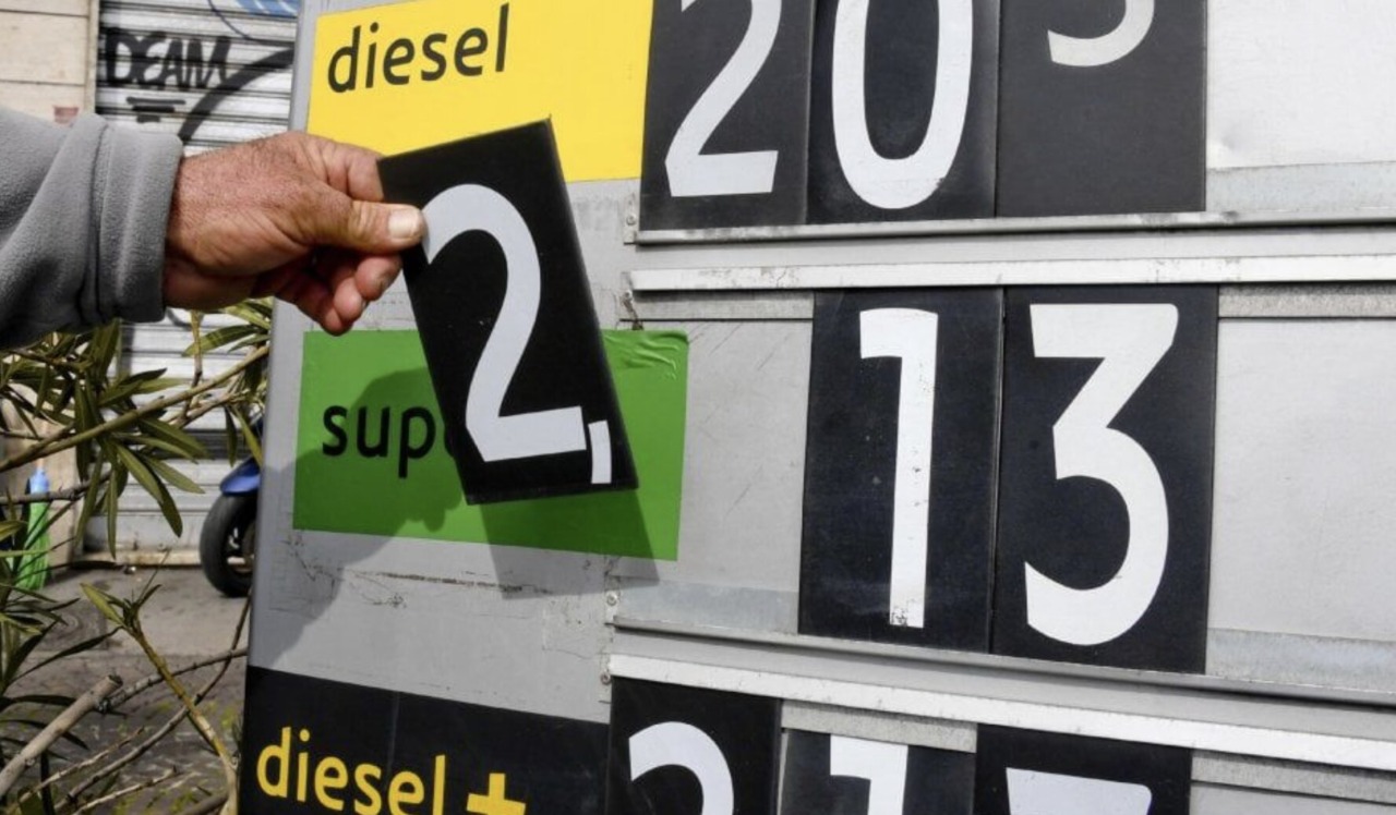 Prezzi della benzina gonfiati, la colpa è… della ditta che gestisce i tabelloni luminosi