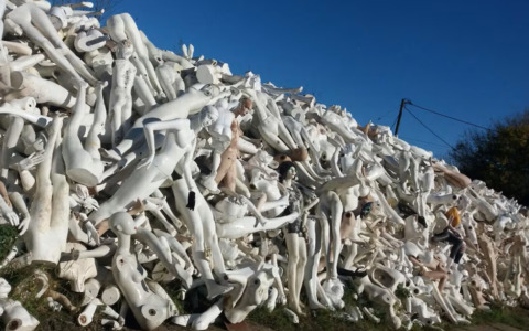 Il cimitero dei manichini: dentro la base RAF che custodisce 15.000 figure inquietanti