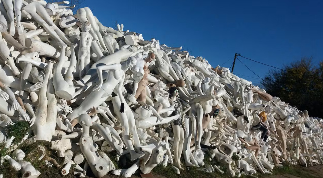 Il cimitero dei manichini: dentro la base RAF che custodisce 15.000 figure inquietanti