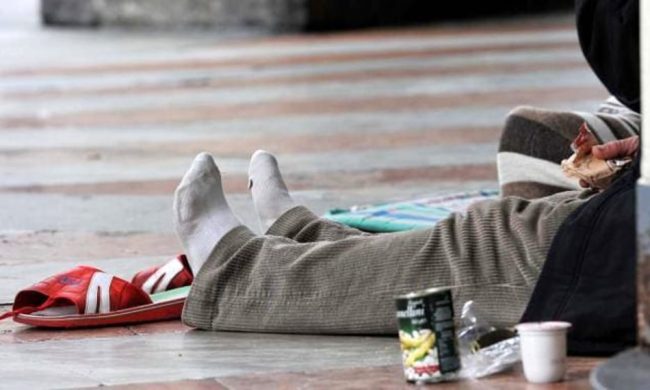 Studentessa scozzese progetta uno zaino solare con coperta termica per i senzatetto