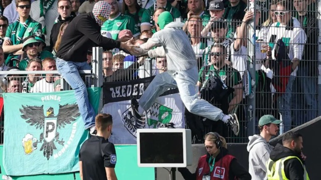 Rigore contro la sua squadra, tifoso entra in campo e stacca la spina al Var