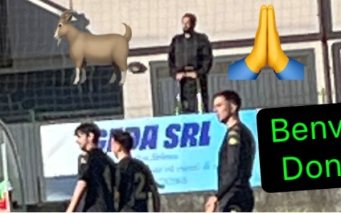 Allenatore squalificato si traveste da prete per seguire la squadra (ma fa un casino lo stesso)