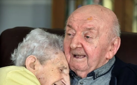 Anziana madre di 98 anni si trasferisce nell’ospizio dove è ricoverato il figlio ottantenne (per stargli vicino)