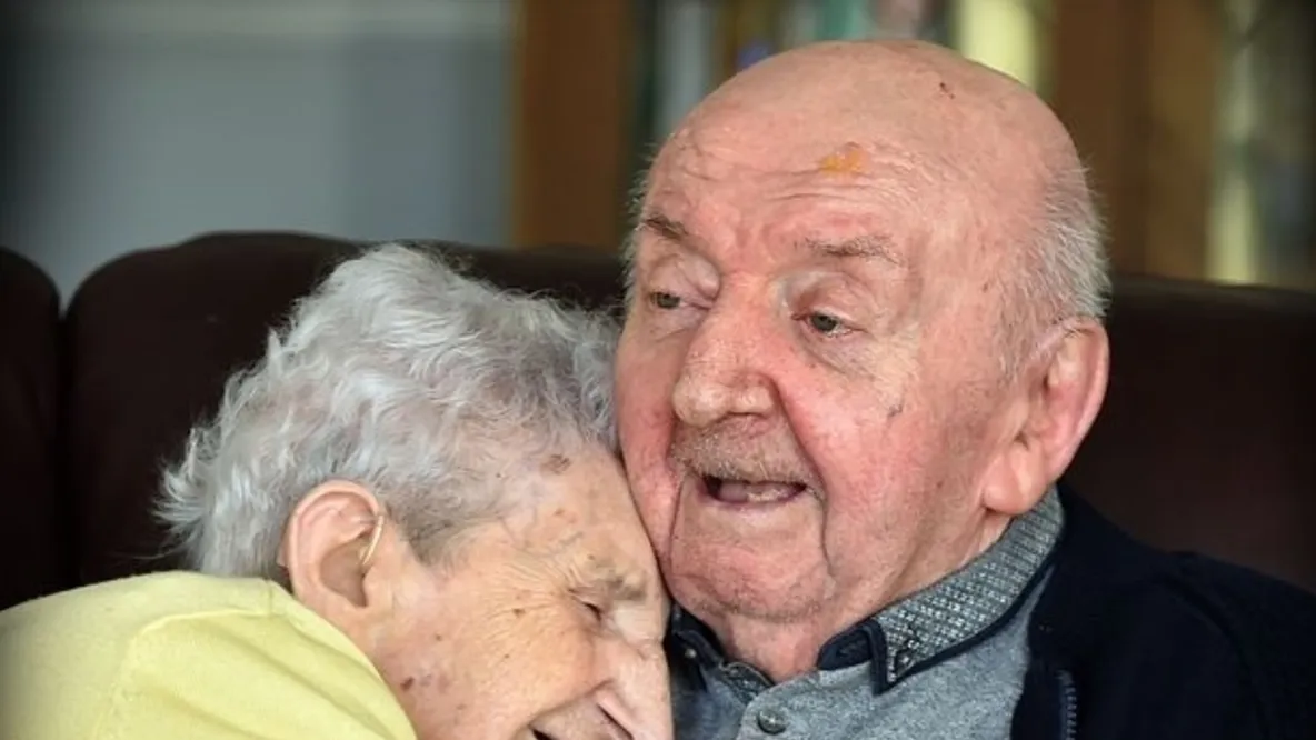 Anziana madre di 98 anni si trasferisce nell’ospizio dove è ricoverato il figlio ottantenne (per stargli vicino)