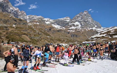 Oltre mille sciatori in costume a Breuil-Cervinia per la fine della stagione
