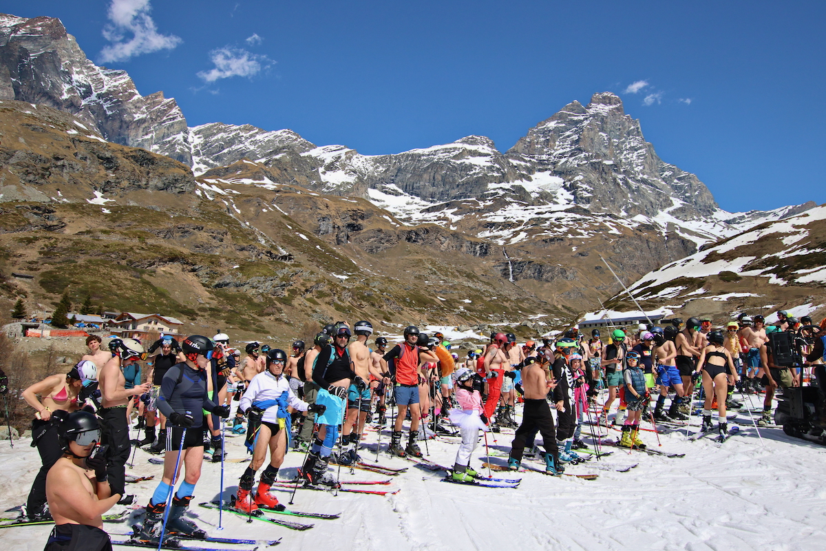Oltre mille sciatori in costume a Breuil-Cervinia per la fine della stagione