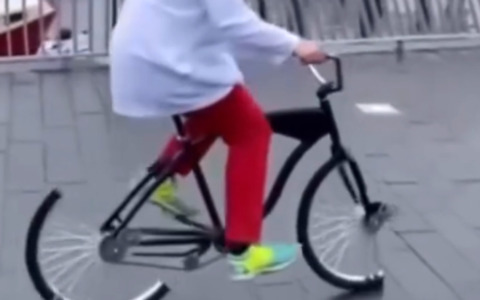 Un inventore ha dimostrato che una bici può andare anche con mezze ruote