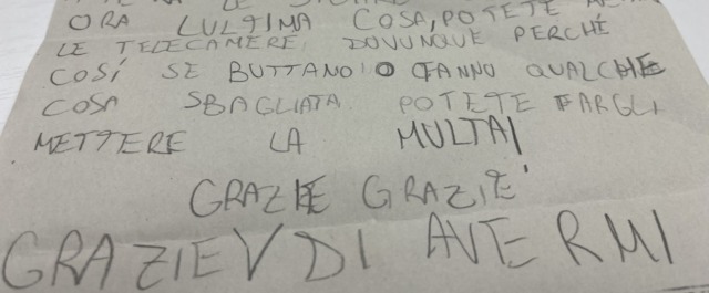 Bimba scrive: “Servono telecamere contro i maleducati”. E il sindaco la convoca in Comune
