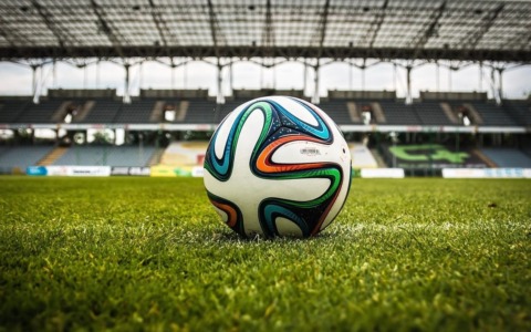 A VAR estremi, estremi rimedi: tifoso scollega lo schermo in Bundesliga