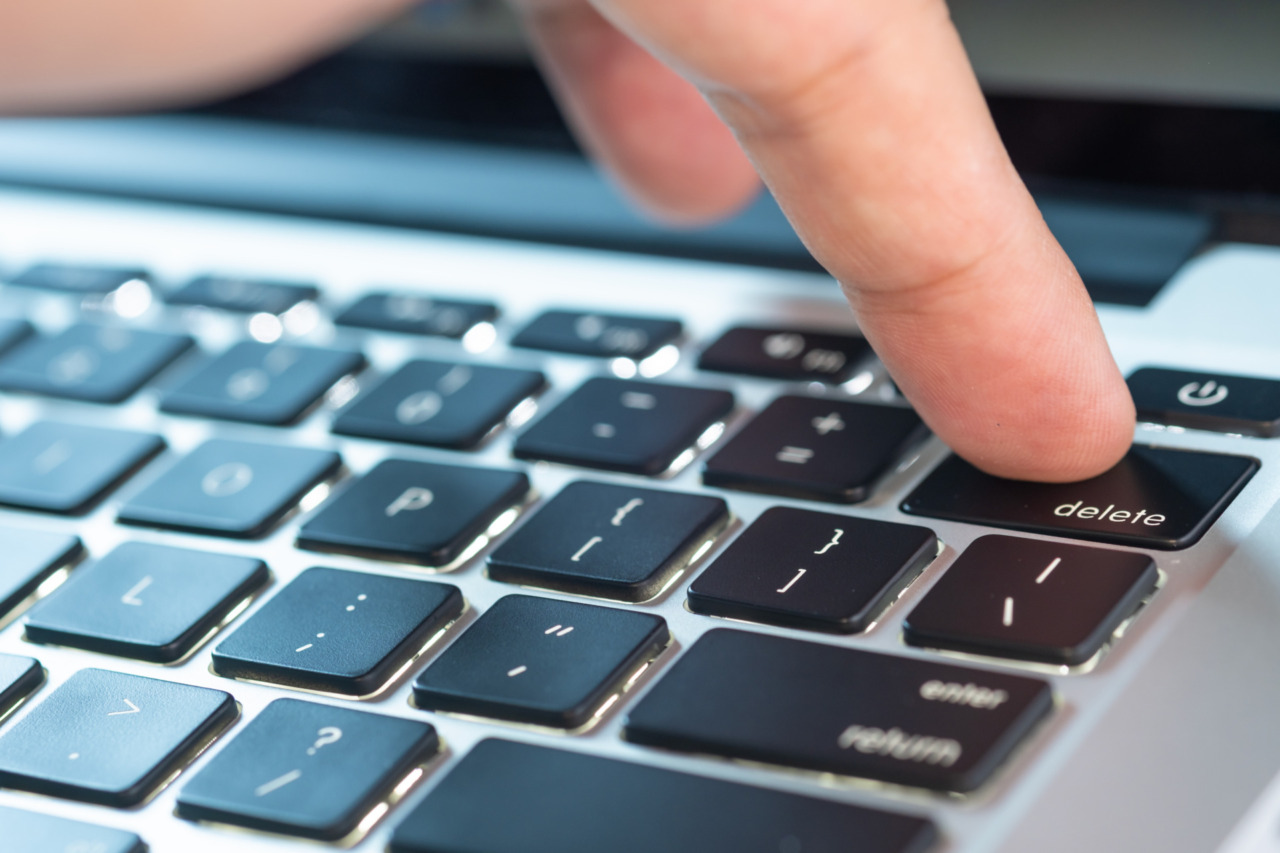 Poliziotta licenziata per aver simulato di essere al computer con un trucco