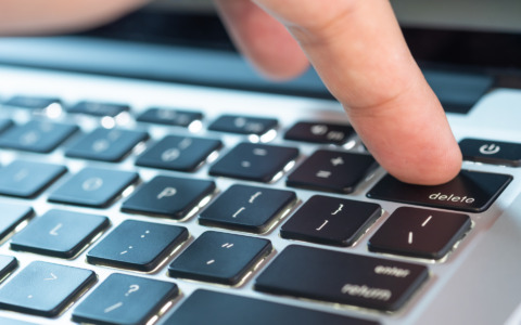Poliziotta licenziata per aver simulato di essere al computer con un trucco