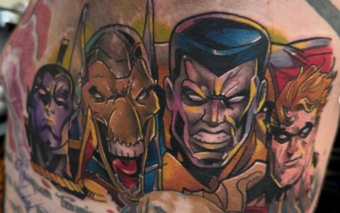 Un fan della Marvel si fa tatuare sul corpo 63 personaggi dei fumetti