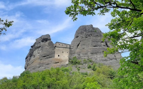 Il castello con soli due muri su quattro, gli altri sono fatti di… roccia