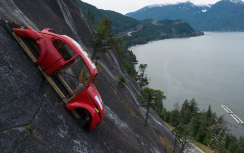 Maggiolino “volante” sulla scogliera: il maxi scherzo degli studenti blocca il Canada