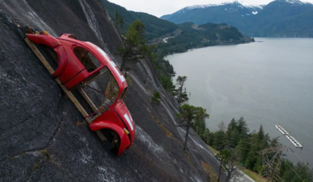 Maggiolino “volante” sulla scogliera: il maxi scherzo degli studenti blocca il Canada