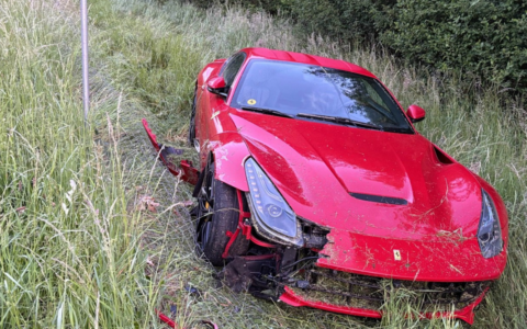 Si schianta fuori strada con la Ferrari e poi l’abbandona: la Polizia lo rintraccia, ma lui… decide di stare zitto