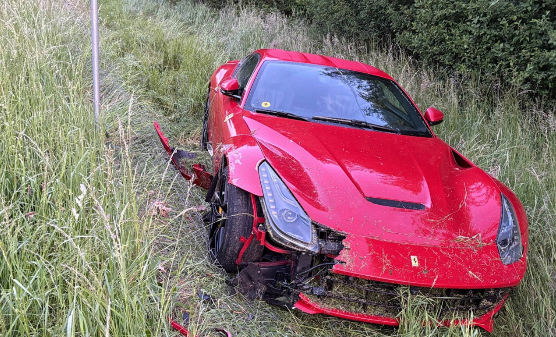 Si schianta fuori strada con la Ferrari e poi l’abbandona: la Polizia lo rintraccia, ma lui… decide di stare zitto