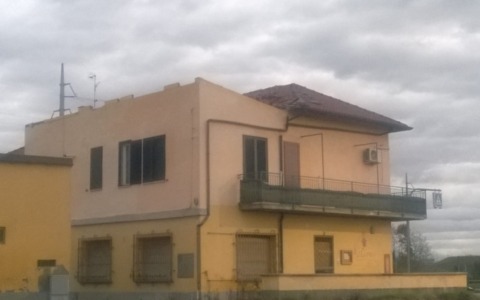 Tromba d’arie le distrugge casa: 30mila euro per ricostruirla, poi ne chiedono indietro 23mila