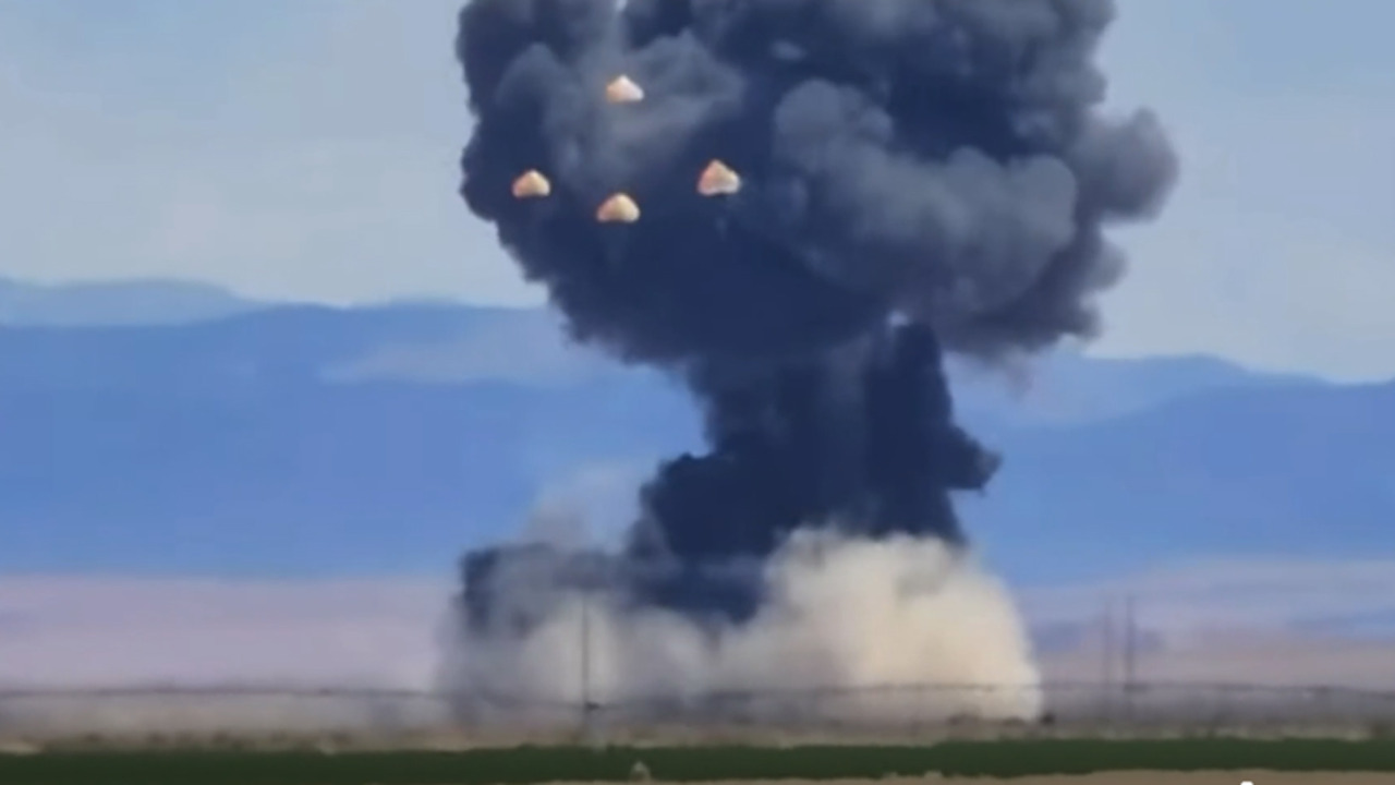 Due aerei si incastrano in volo durante una dimostrazione: salvi per i miracolo i quattro piloti