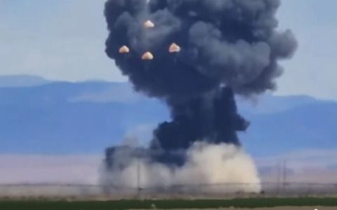 Due aerei si incastrano in volo durante una dimostrazione: salvi per i miracolo i quattro piloti