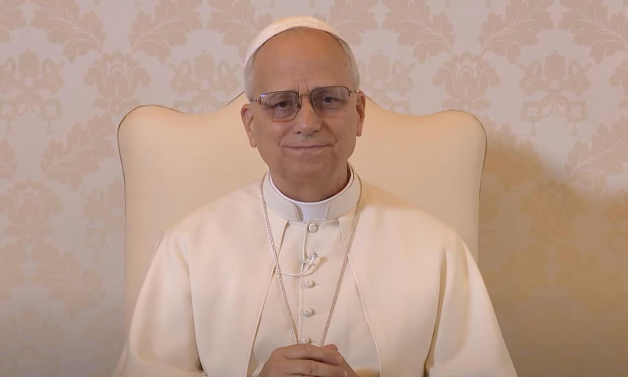 Papa Prevost chiama la sua banca a Chicago, ma non gli credono e riattaccano