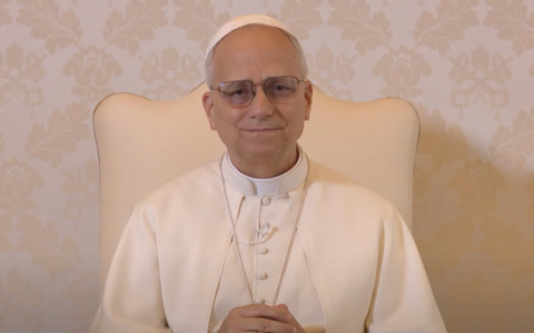 Papa Prevost chiama la sua banca a Chicago, ma non gli credono e riattaccano