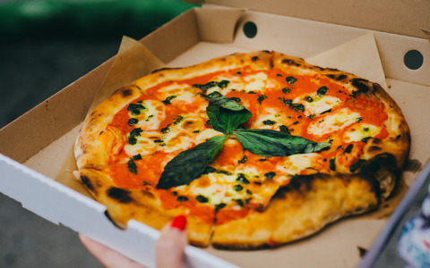 Salvato dai dipendenti di Domino’s: l’assenza di un ordine di pizza gli ha salvato la vita