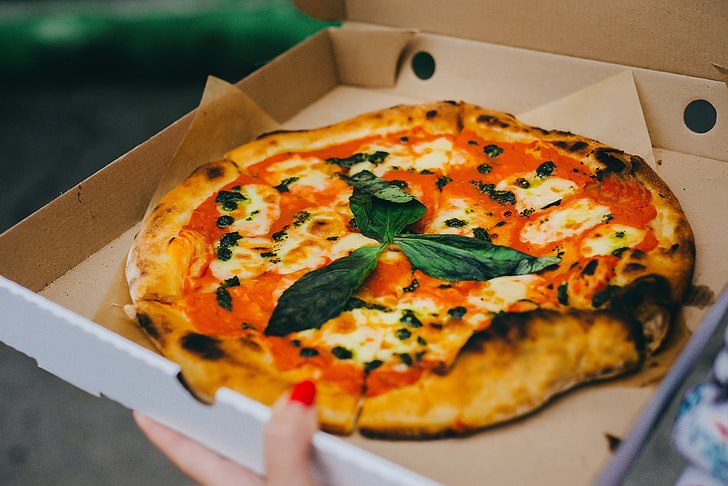 Salvato dai dipendenti di Domino’s: l’assenza di un ordine di pizza gli ha salvato la vita