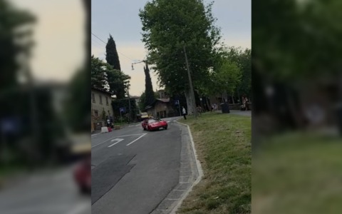 Ferrari fuori controllo sfiora il pubblico: tragedia evitata per pochi metri