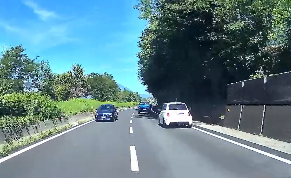 Auto contromano in superstrada sul Lago di Como: il video che fa trattenere il fiato