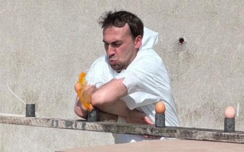 Record Guinness: rompe 10 uova in meno di 7 secondi con i gomiti