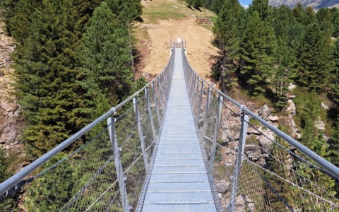 Nuovo ponte tibetano “delle Vacche” in Valtellina (ma ci passano solo gli escursionisti)