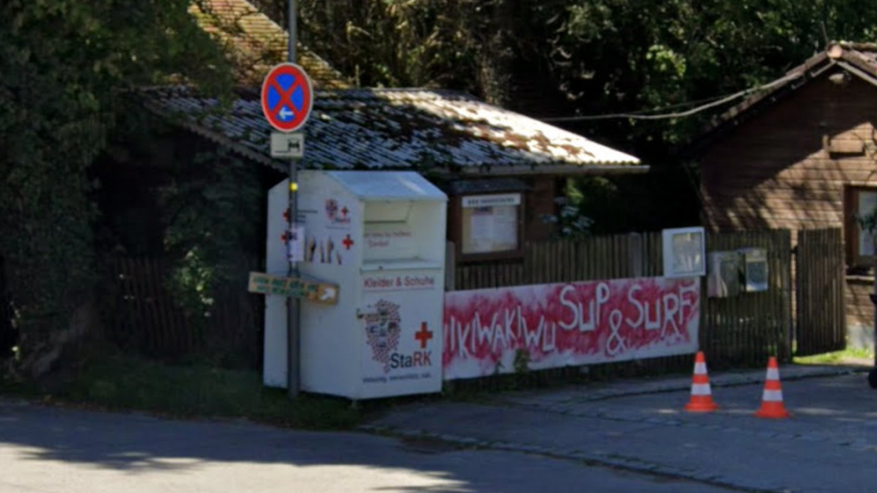Che fine fanno i vestiti usati? Il viaggio di un paio di scarpe lasciate nei cassonetti della Croce Rossa
