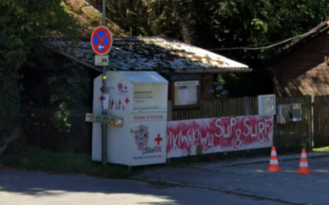 Che fine fanno i vestiti usati? Il viaggio di un paio di scarpe lasciate nei cassonetti della Croce Rossa
