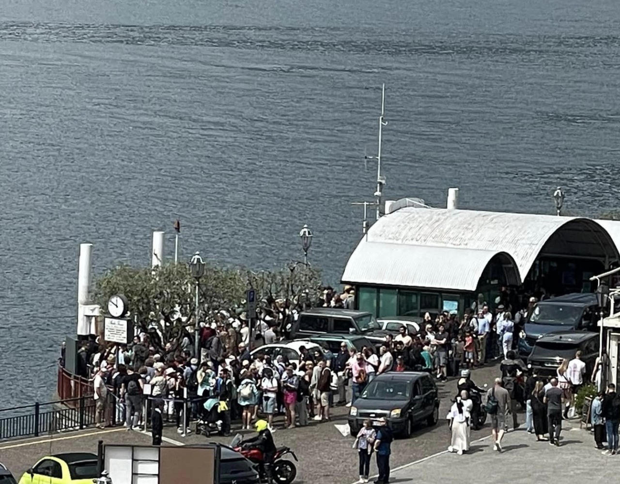 Lotta al turismo selvaggio sul lago di Como: borgo storico vieta costumi e megafoni