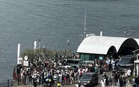 Lotta al turismo selvaggio sul lago di Como: borgo storico vieta costumi e megafoni