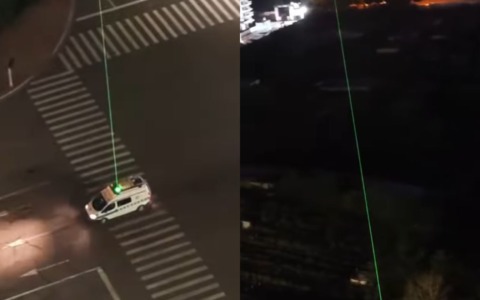 In Cina un furgone gira in strada puntando un laser verde verso il cielo (ma non serve per parlare con gli alieni)
