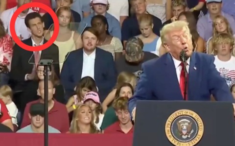 Imita Trump alle sue spalle mentre sta facendo un comizio: il video diventa virale