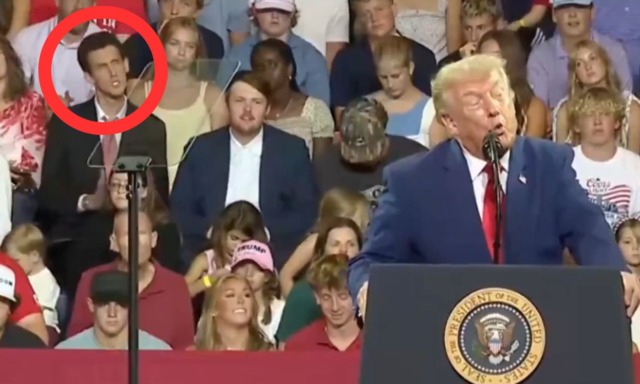 Imita Trump alle sue spalle mentre sta facendo un comizio: il video diventa virale