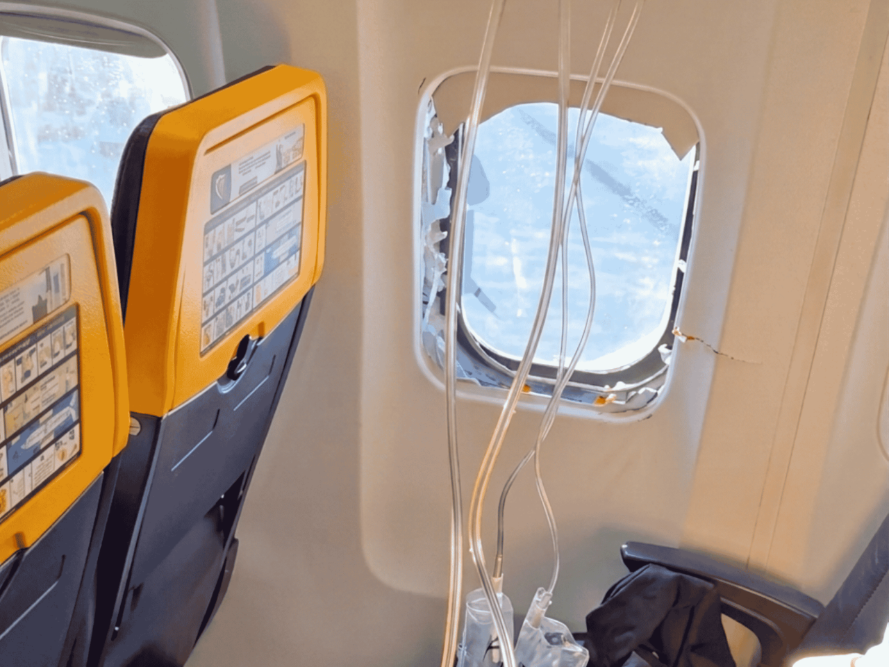 Finestrino rotto e passeggero risucchiato, la spiegazione di Ryanair: “È stato un UFO”