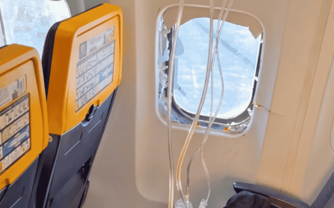 Finestrino rotto e passeggero risucchiato, la spiegazione di Ryanair: “È stato un UFO”