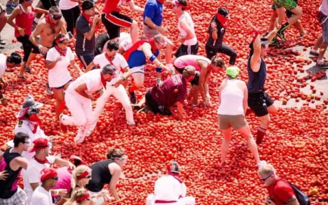 La Tomatina di Buñol trasforma le strade in un campo di battaglia rosso