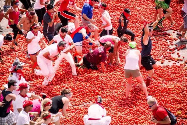 La Tomatina di Buñol trasforma le strade in un campo di battaglia rosso