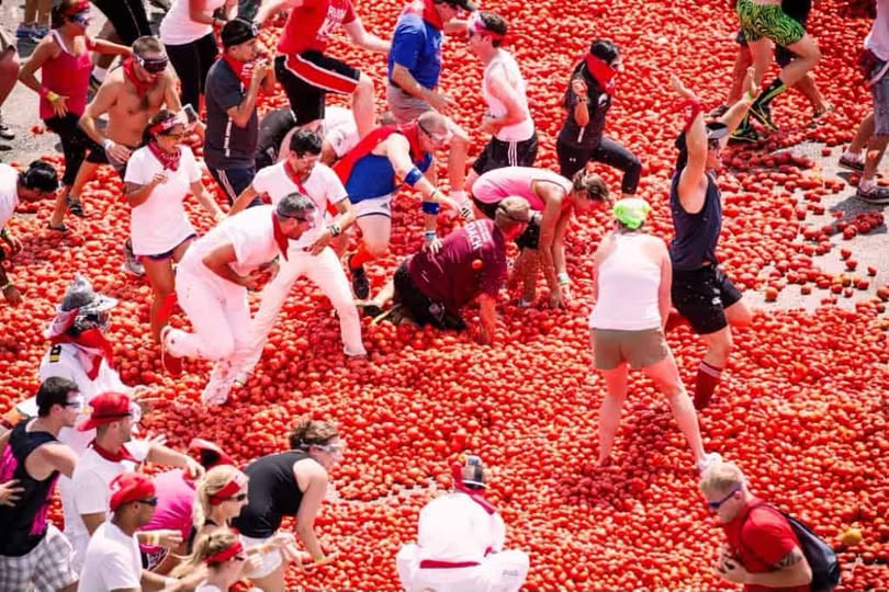 La Tomatina di Buñol trasforma le strade in un campo di battaglia rosso